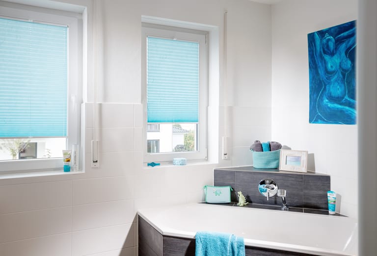 Blaues Plissee im Badezimmer