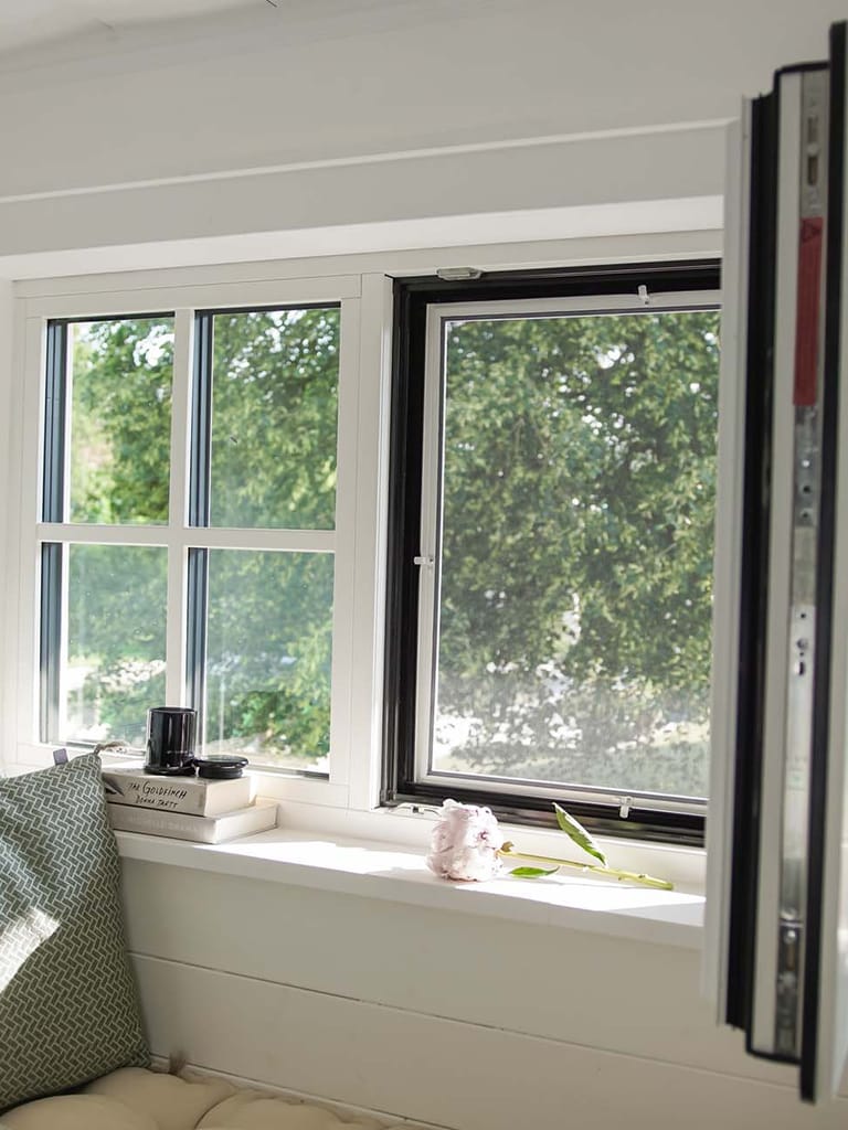 Insektenschutzspannrahmen bei geöffneten Fenster