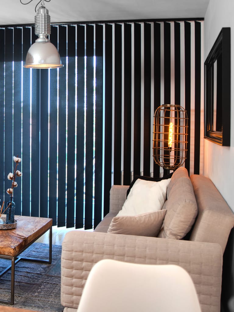 Blauer Lamellenvorhang im Wohnzimmer