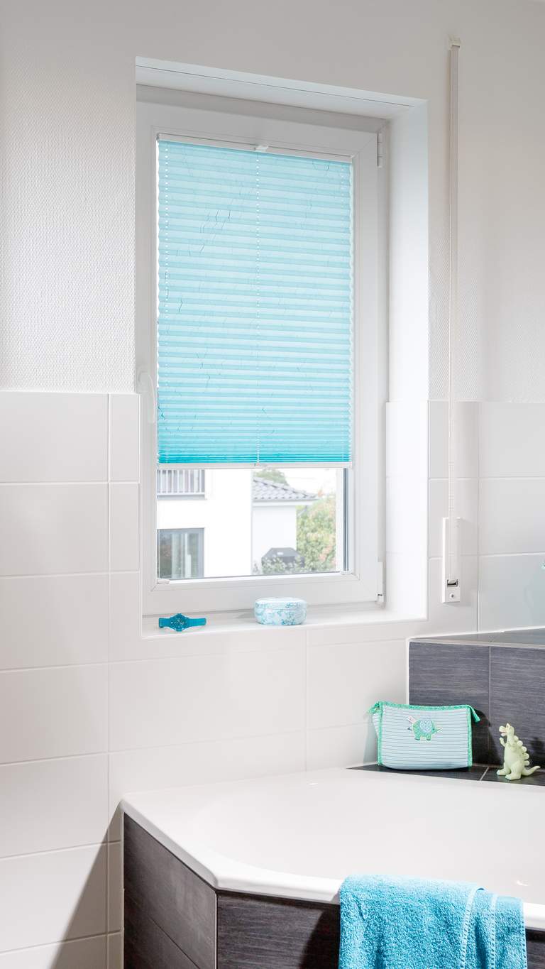 Blaues Plissee im Badezimmer