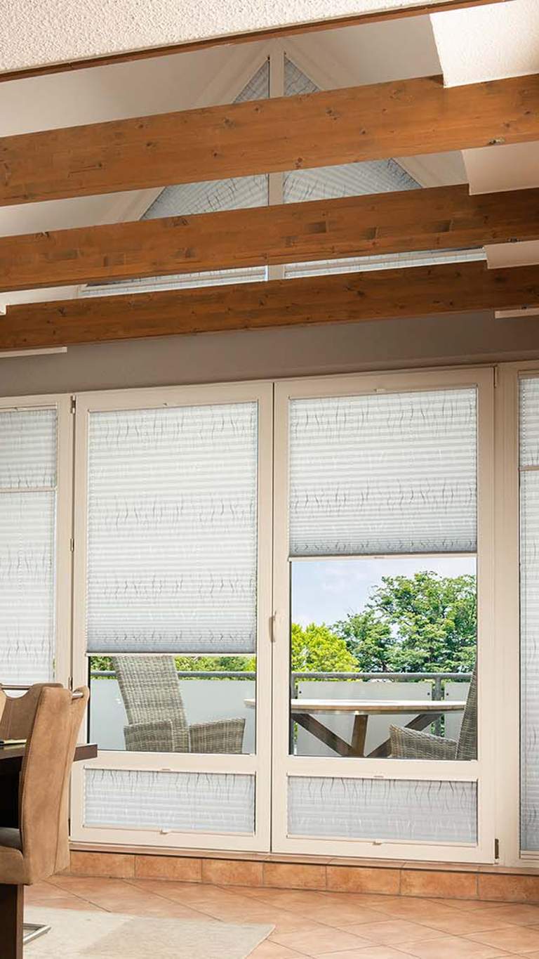 Sonderformenplissee auf Fenster weiß