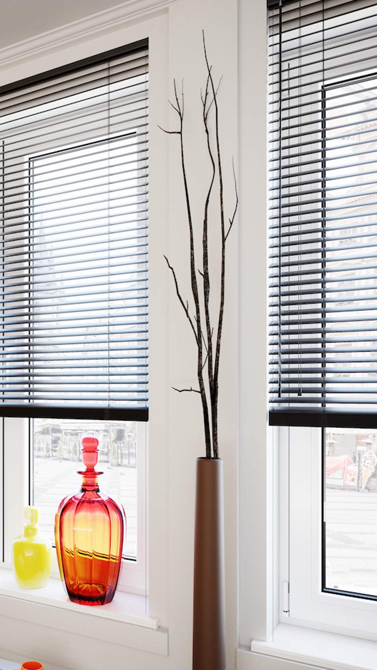 Schwarze Jalousie im Wohnzimmer