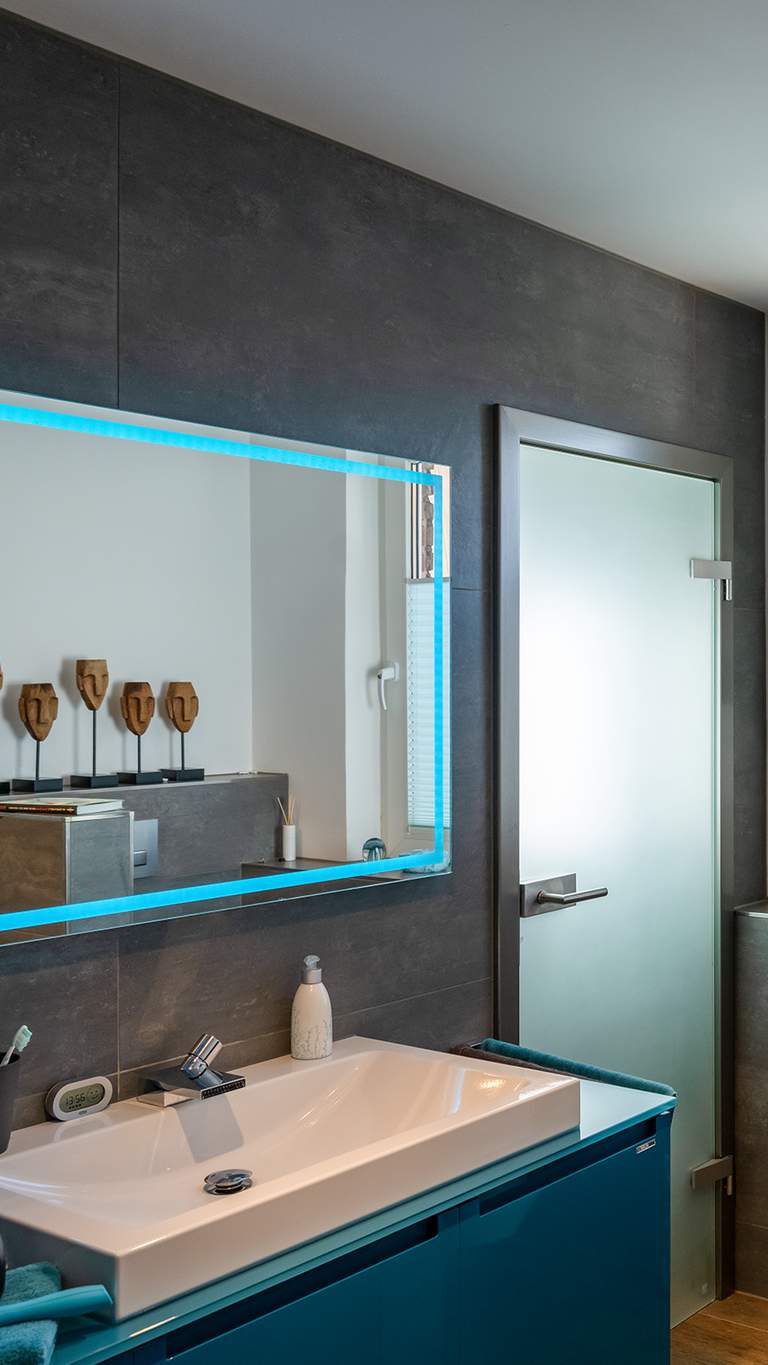 Blaues Premium Plissee im Badezimmer