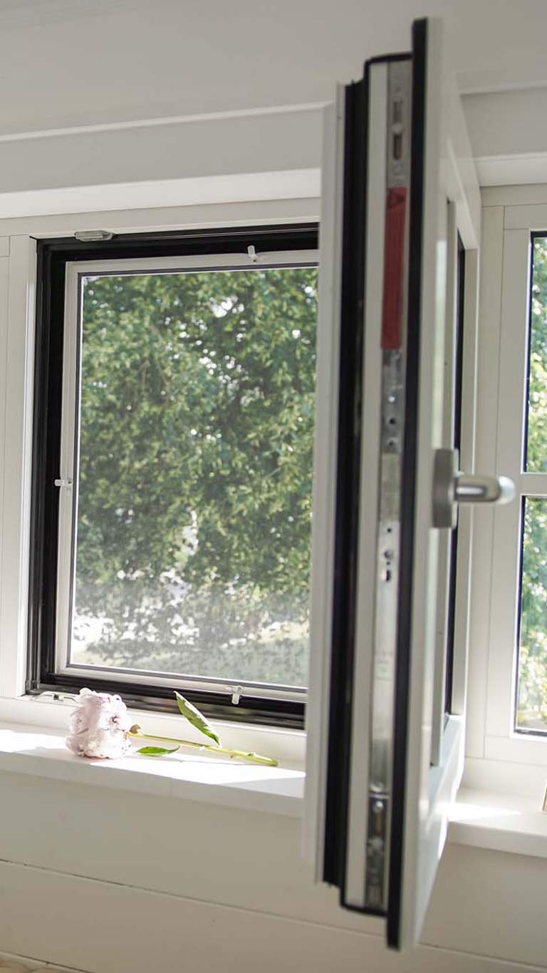 Insektenschutzspannrahmen bei geöffneten Fenster