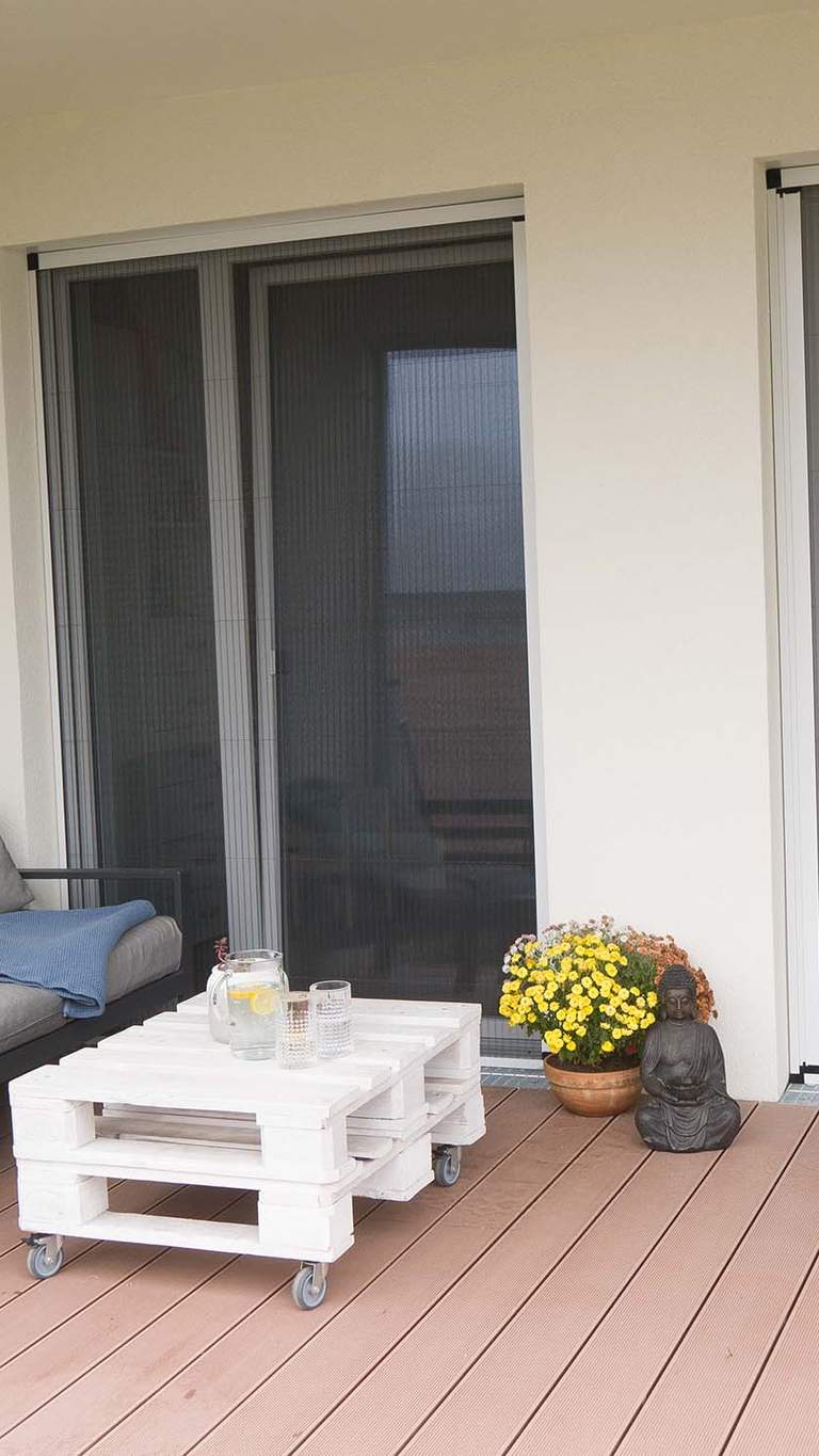 Insektenschutz Plisseetüre auf einer Terrasse