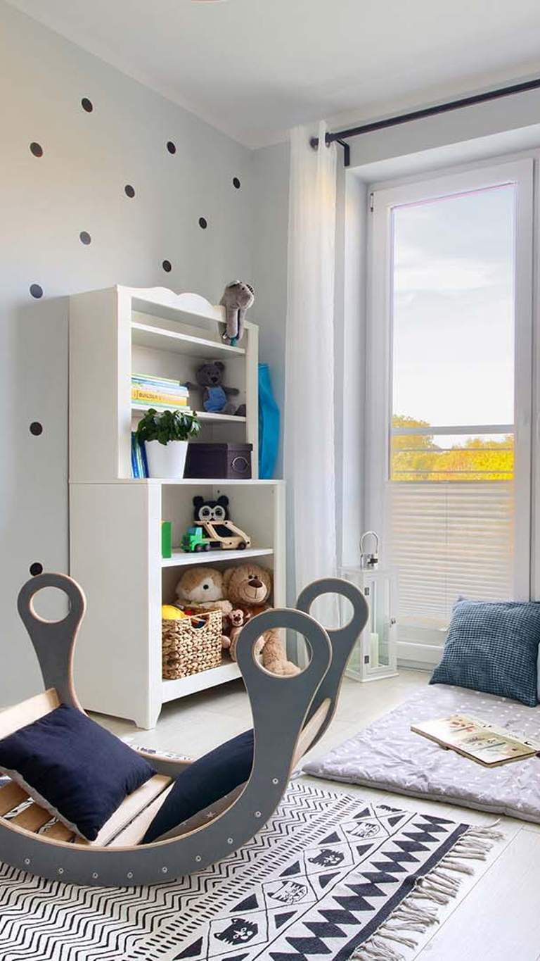 Weißes Basic Plissee im Kinderzimmer