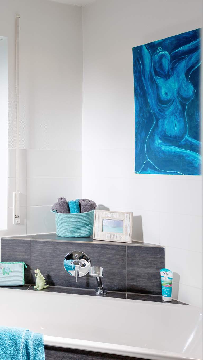 Blaues Plissee im Badezimmer