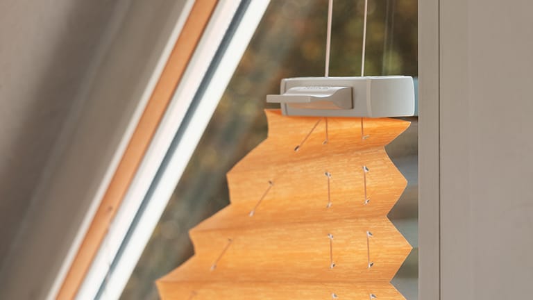 Sonderformenplissee orange montiert im Fenster