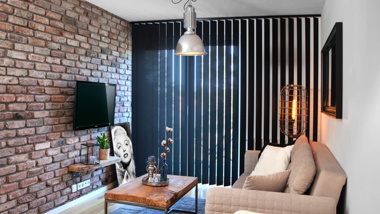 Blauer Lamellenvorhang im Wohnzimmer