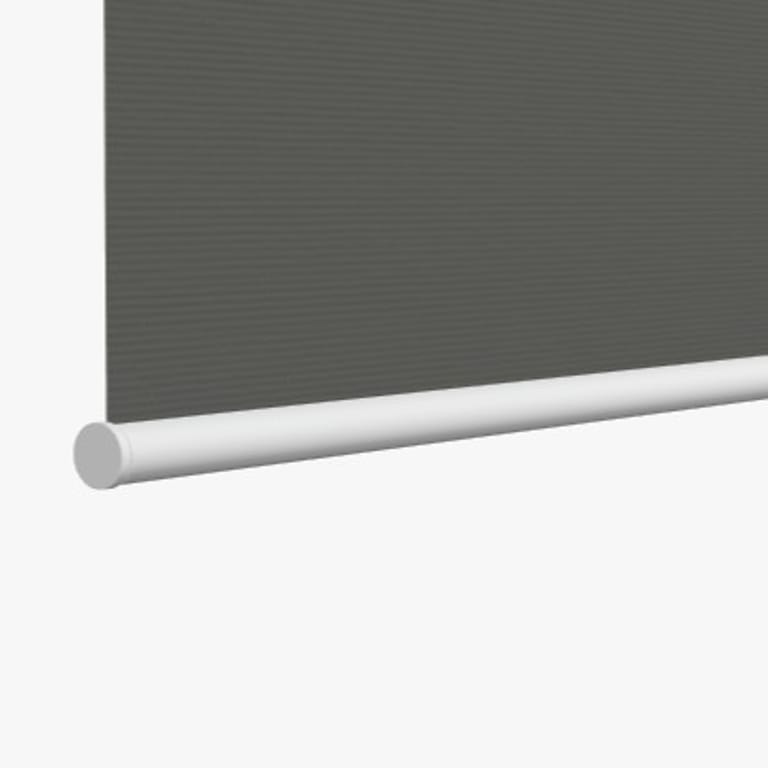 Nahaufnahme eines grauen Rollos mit weißer zylindrischer Unterleiste vor einem schlichten weißen Hintergrund.